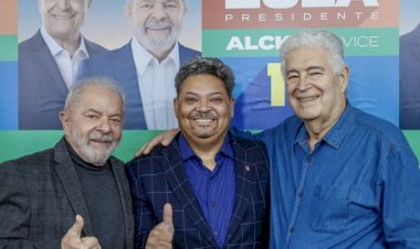 Lula abraça Mesael e relembra o sofrimento vivido no Nordeste