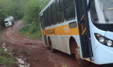 Ônibus escolares atolados em Cascavel prejudicam alunos