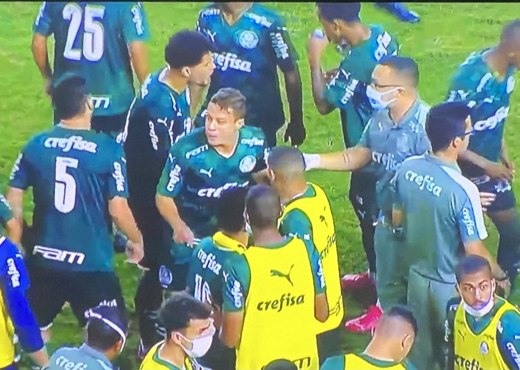 Torcedor armado invade jogo entre São Paulo e Palmeiras