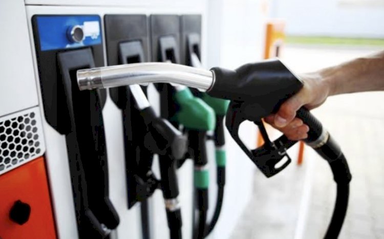 Preço do litro da gasolina bate recorde e passa dos  oito reais