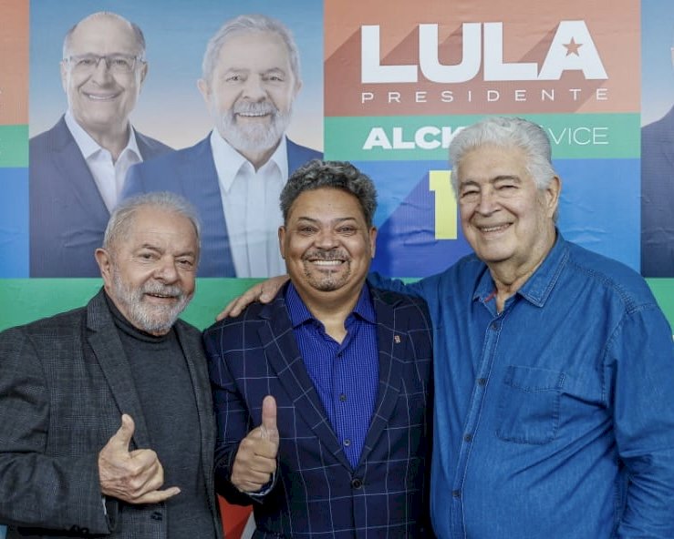 Lula abraça Mesael e relembra o sofrimento vivido no Nordeste
