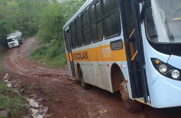 Ônibus escolares atolados em Cascavel prejudicam alunos